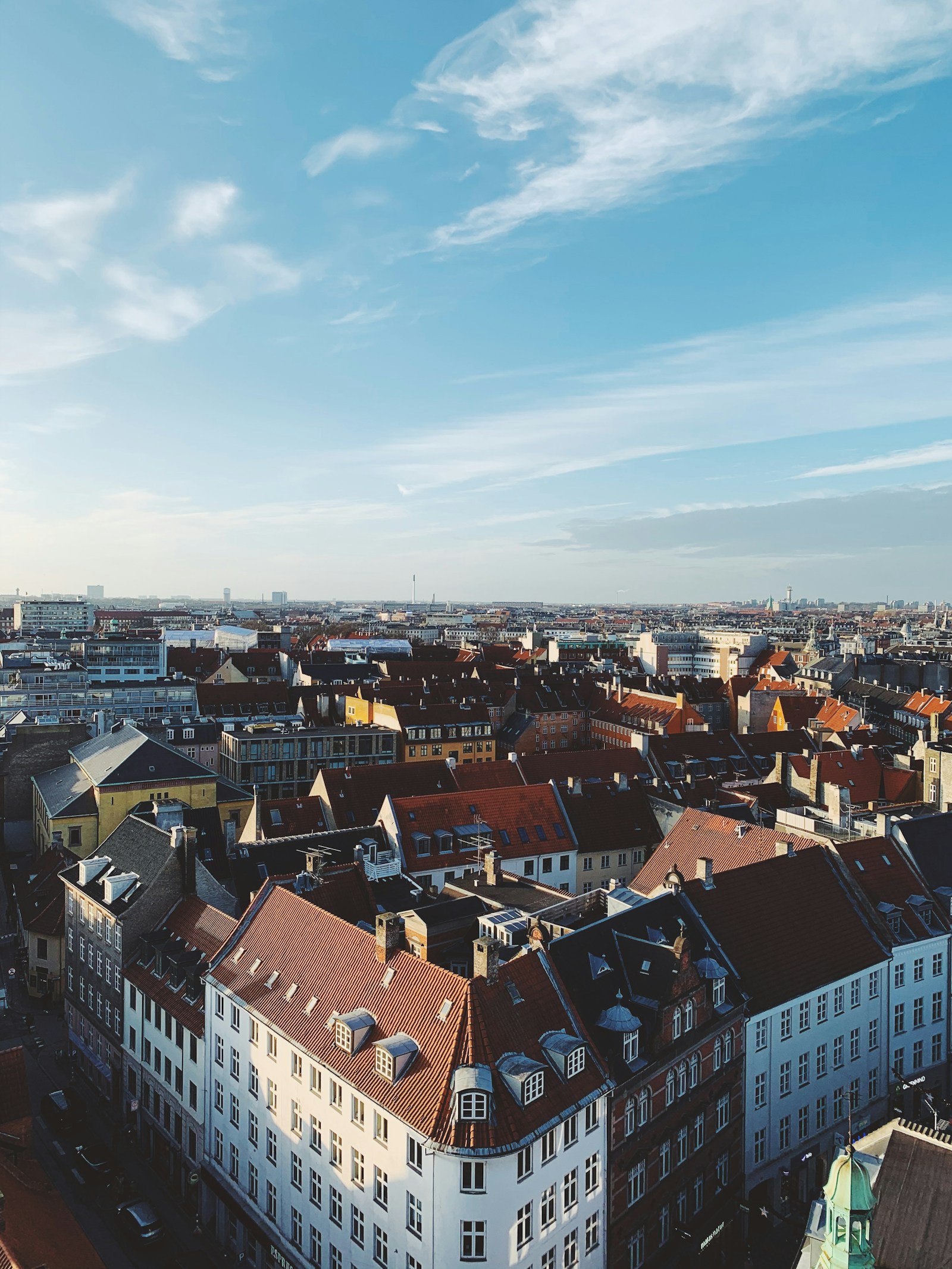Panorama af danske bytage med tegl, kviste og skorstene